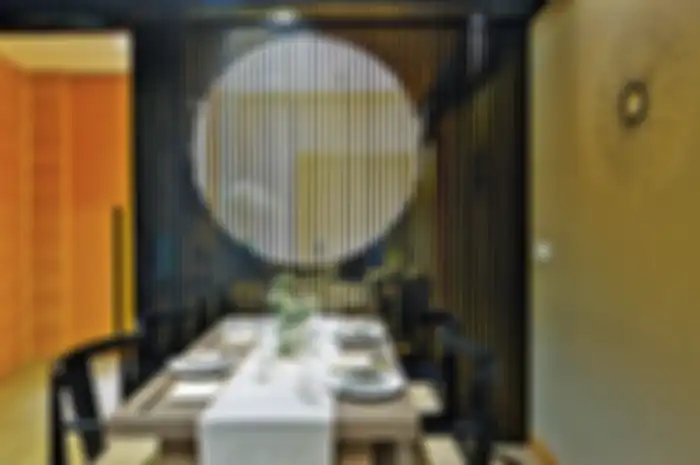 Ruang makan nuansa modern Jepang dengan padukan cahaya alami dan buatan.