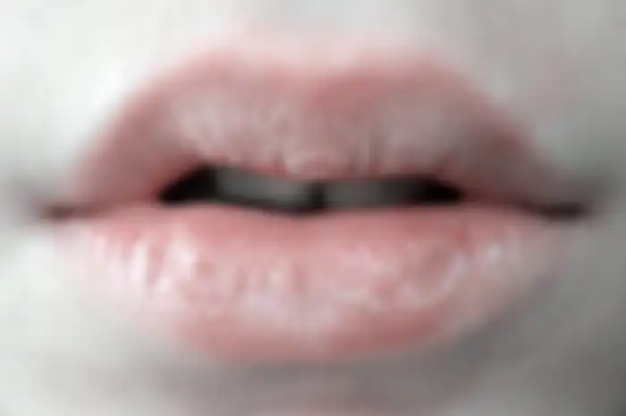Cara atasi bibir kering dan rusak karena keseringan pakai lipstik
