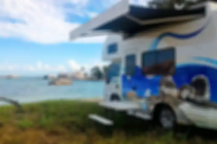 Piknik di pinggir danau/pantai dengan karavan