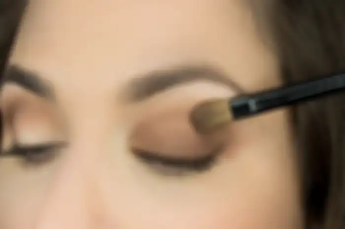 memakai eyeshadow