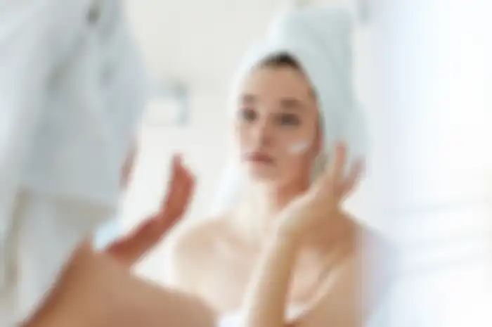 Ilustrasi memakai skincare