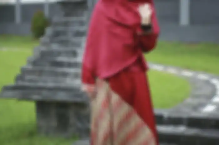 Adelia Pasha dengan gamis kombinasi batik