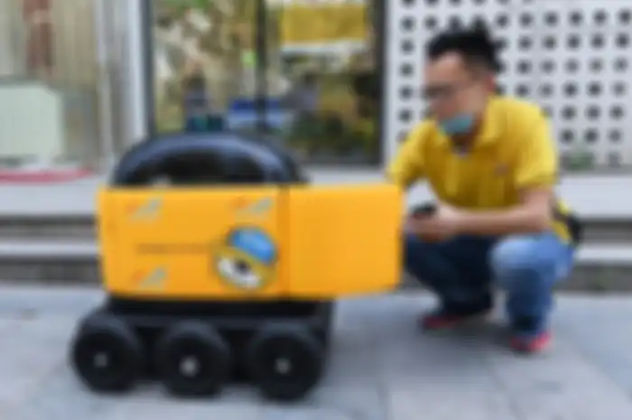 Ia merupakan robot pengantar yang beroperasi otomatis, mengirim kebutuhan sehari-hari seperti minuman, buah-buahan, dan camilan dari toko setempat.