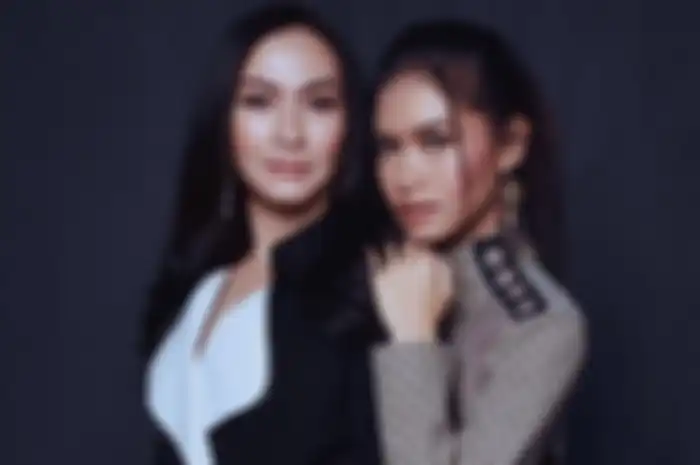 Iis Dahlia Liburan Bareng Keluarga, Busana Seksi yang Dipakai Anak Perempuannya Langsung Menarik Per