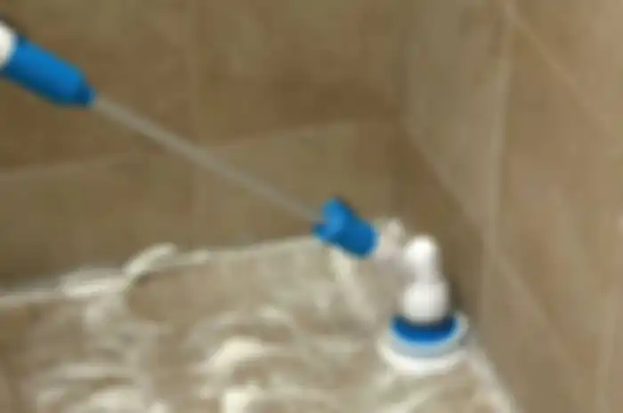 membersihkan lantai kamar mandi