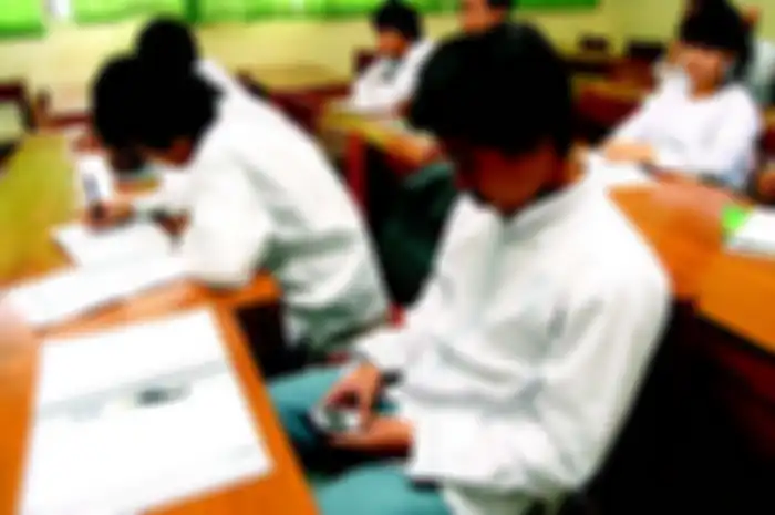 (Foto Ilustrasi) Pelajar SMA dengan smartphone
