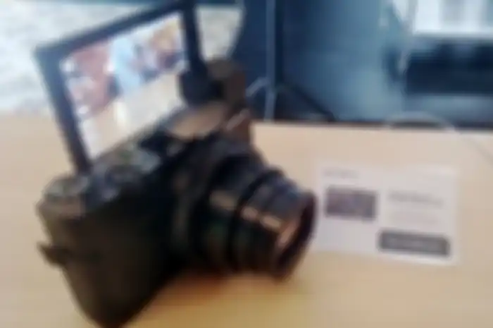 layar Sony RX 100 VI bisa dilipat ke atas dan samping