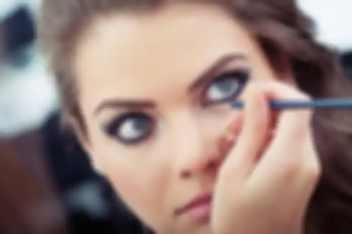 memakai eyeliner pada garis mata