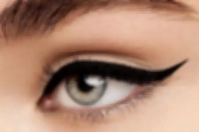 winged eyeliner