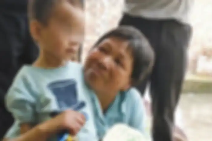 Seorang bocah berusia tiga tahun berhasil bertahan hidup selama lima hari setelah kakeknya meninggal