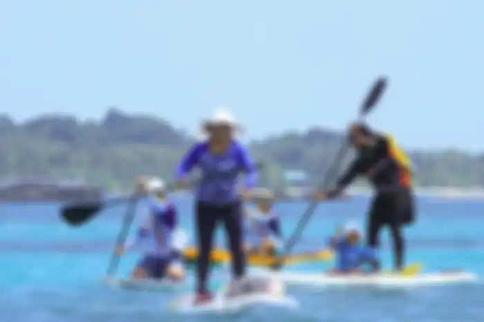 Susi Pudjiastuti melakukan olahraga stand up paddle