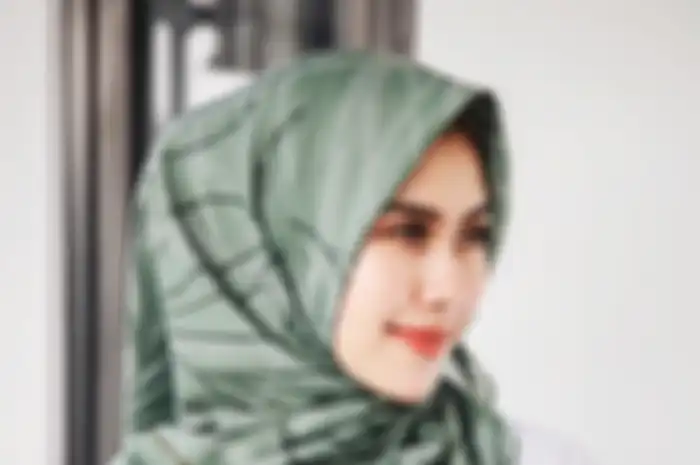 Syahnaz tampil mengenakan hijab.