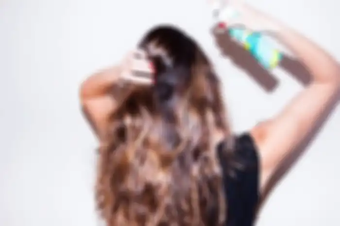memakai dry shampoo