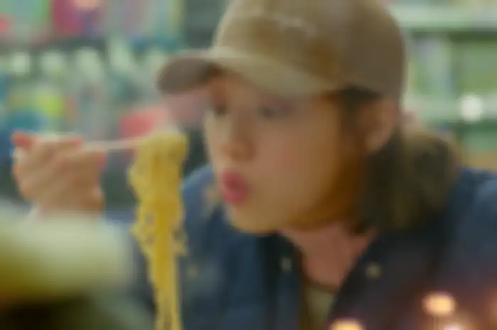 Makan Mie Instan