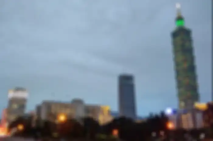 Gedung Taipei 101 (kanan) adalah pencakar langit setinggi 101 tingkat di Distrik Xinyi, Taipei.