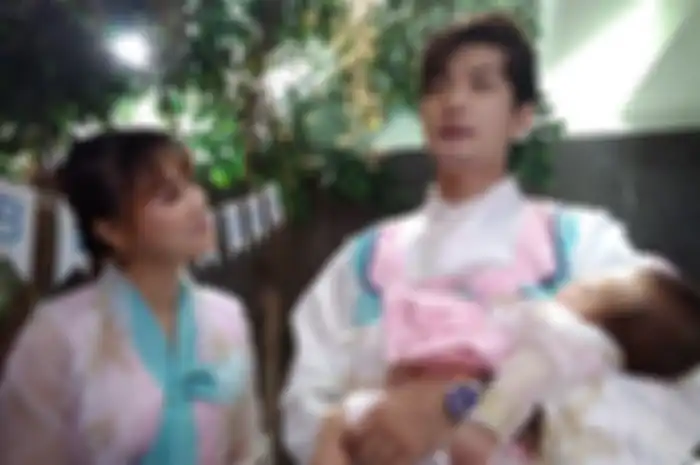 Lee Jeong Hoon dan Moa Aeim, bersama putrinya 