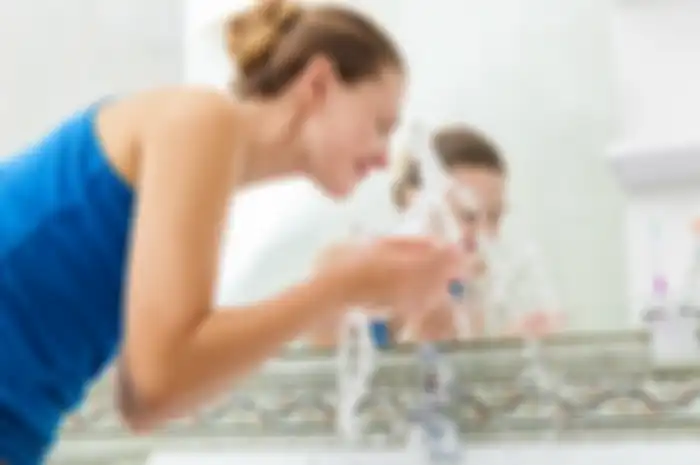 Cleansing atau membersihkan wajah