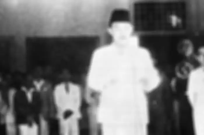 Foto karya Frans Mendur yang mengabadikan Presiden Soekarno membacakan naskah proklamasi didampingi Wakil Presiden Mohammad Hatta