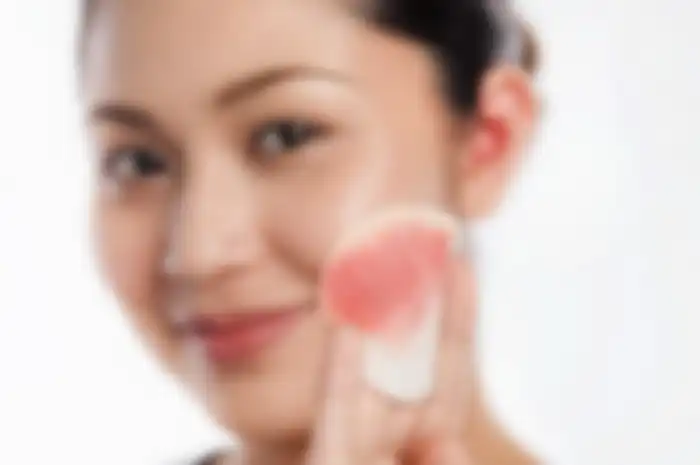 Ilustrasi cara membersihkan makeup