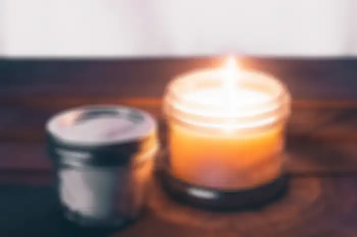 Lilin aromaterapi bekerja dengan baik untuk memengaruhi mood. Selain sebagai pengharum, lilin aromaterapi juga bisa dijadikan penghias ruangan.