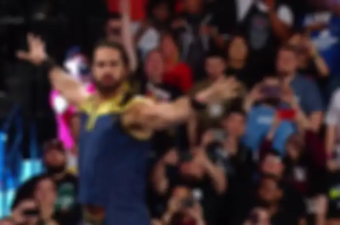 Seth Rollins mengenakan kostum ala Thanos