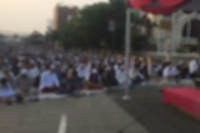 Shalat Idul Adha di dekat Monumen Perjuangan Jatinegara, Jakarta Timur pada masa sebelum pandemi Covid-19.