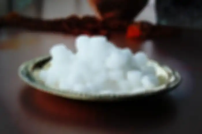 Wadahi kamper dengan benar agar tak gampang tercecer.