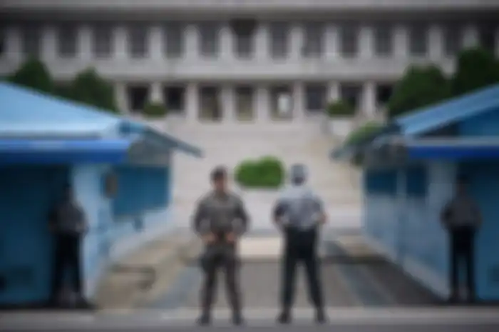 Tentara Korea Selatan dan Korea Utara berdiri di sisi masing-masing di Desa Panmunjom