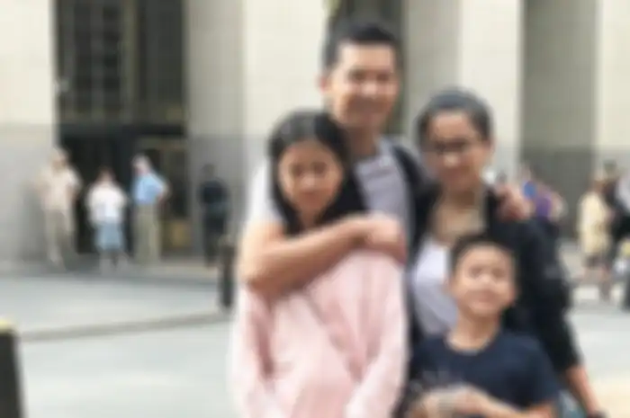 Potret keluarga Taufik Hidayat dan Amy Gumelar.