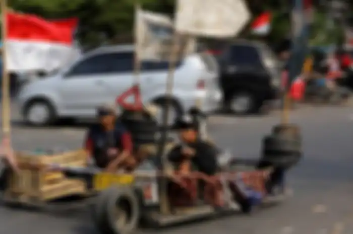 Penggemar Vespa ekstrem berkendara dekat lokasi festival skuter di Kediri, Jawa Timur, 5 Agustus 2018.