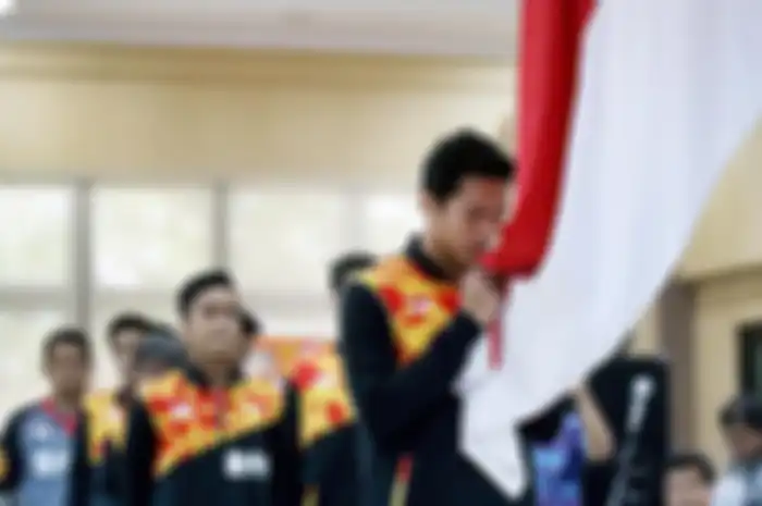 Pebulu tangkis tunggal putra Jonathan Christie mencium bendera merah putih yang dipegang Ketua Umum PBSI Wiranto pada upacara pelepasan tim piala Sudirman 2017 bersamaan dengan peringatan ulang tahun PBSI ke-66 di Pelatnas Cipayung, Jakarta Timur, Sabtu (6/5). Tim bulu tangkis Indonesia berada di sub grup 1D bersama Denmark dan India pada kejuaran beregu campuran Piala Sudirman 2017 di Gold Coast, Australia 21-28 Mei.Kompas/ Priyombodo (PRI)06-05-2017