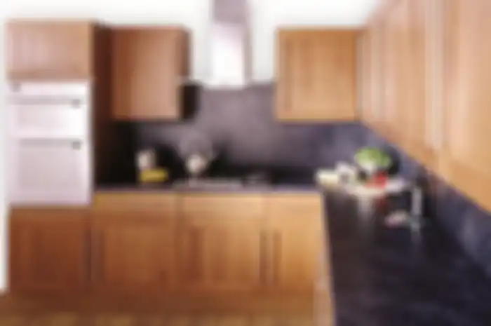 Dapur dengan warna gelap pada salah satu sisinya