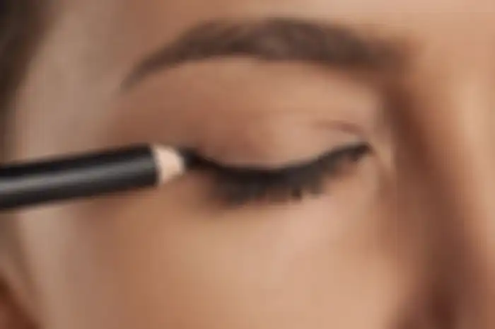 memakai eyeliner