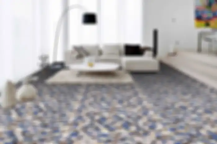 Aplikasi keramik motif mosaik pada lantai ruang keluarga menghidupkan ruang yang “dingin” karena warna putih yang mendominasi ruang ini.