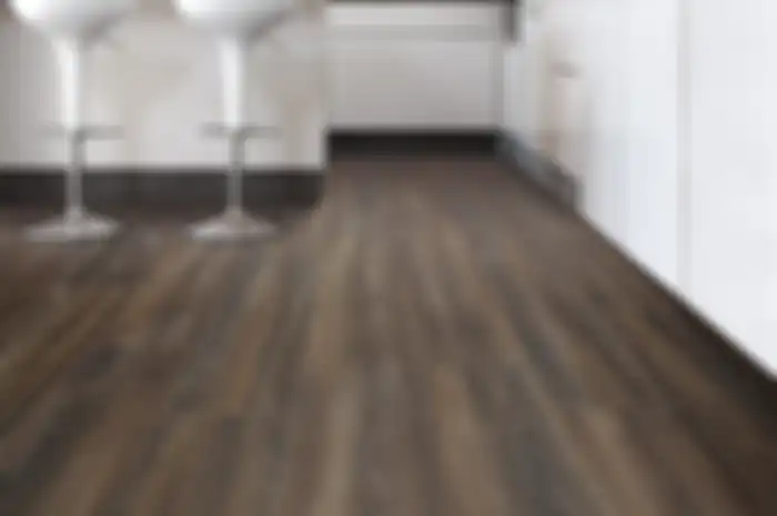 Permukaan vinyl yang lebih halus ketimbang lantai kayu. Selain itu, karena dilapisi dengan kain atau busa di bagian bawahnya, lantai vinyl pun terasa lebih nyaman ketika dipijak