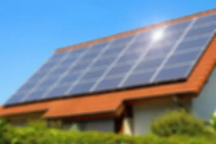 Penggunaan panel surya pada rumah. 