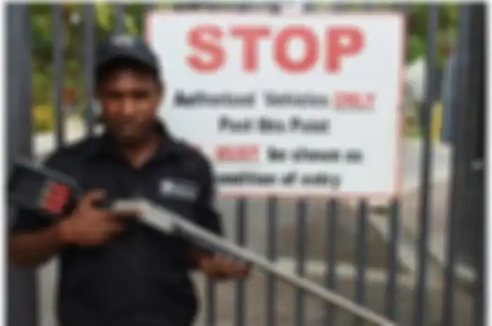 Selalu ada penjaga bersenjata lengkap di depan gedung.