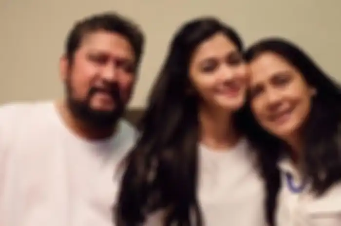 Harmonis Meski Berpisah, Lydia Kandou dan Jamal Mirdad Foto Bersama Putrinya