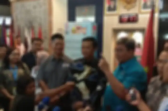 Ketua Inapgoc Raja Sapta Oktohari, Menpora Imam Nahrawi, dan CDM APG 2018 Arminsyah di Kantor Kemenpora, Senayan, Jakarta, Kamis (13/9/2018).