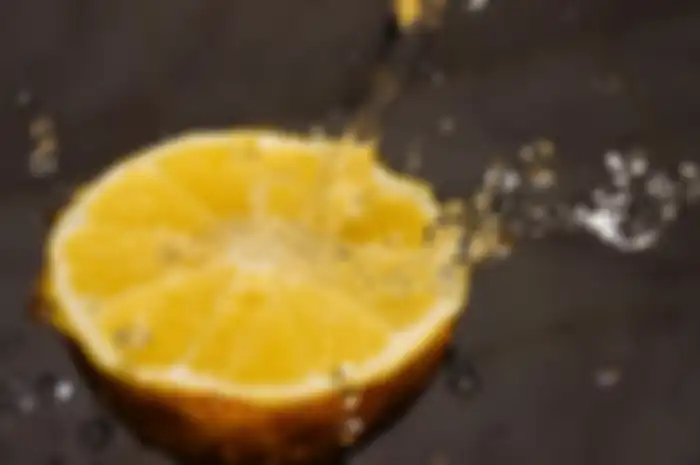 Ini yang terjadi pada tubuh ketika rutin meminum air lemon 