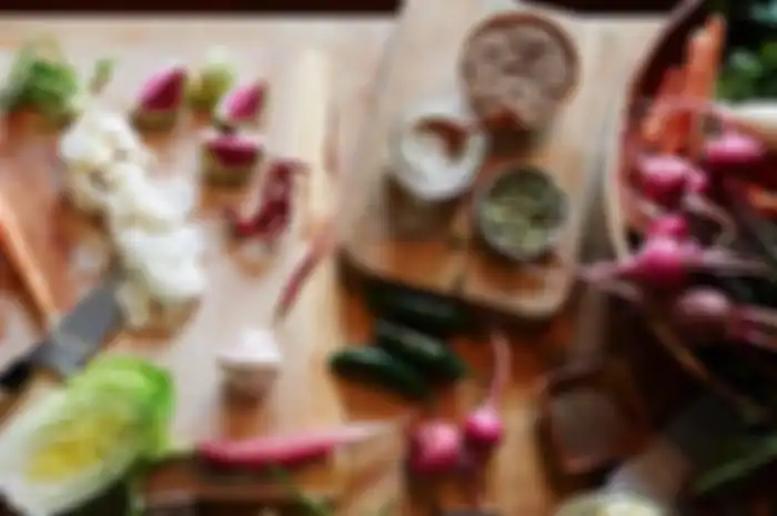 Food processor, belender, dan food cooper membantu irs, haluskan, potong, bahan-bahan makanan ini.
