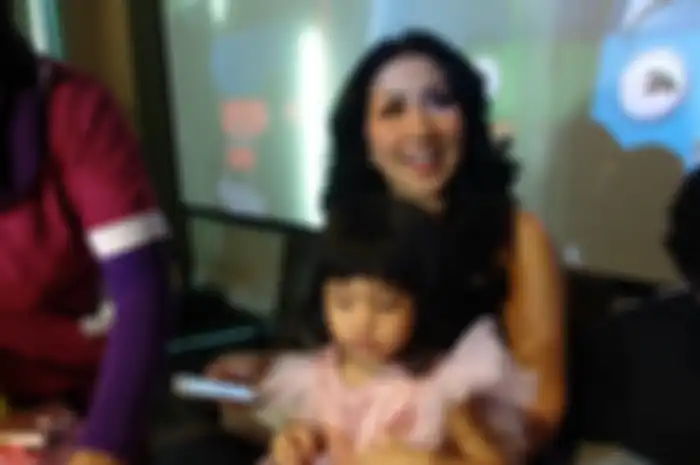 Venna Melinda bersama Vania Athabina