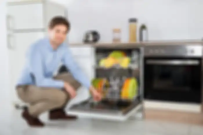 Ilustrasi mencuci peranti makan dengan dishwasher.