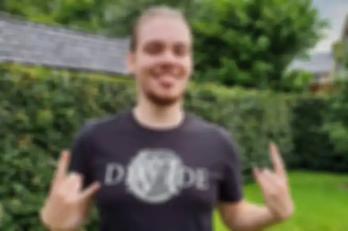 Bule dengan kaos Divide
