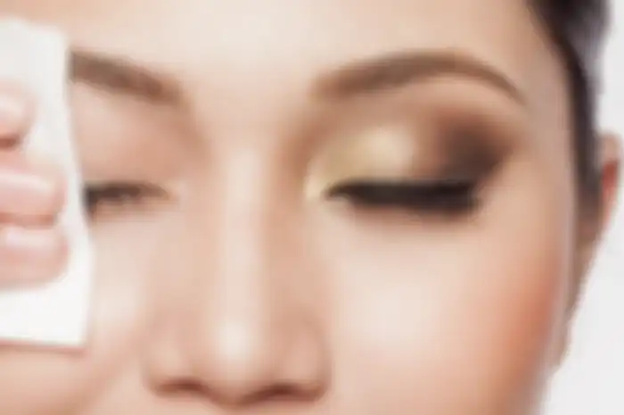menghapus makeup