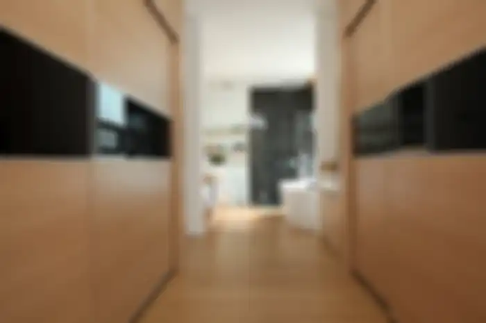 Kamar mandi dan walk-in closet  dibuat menyatu tanpa adanya sekat. Ini dimaksudkan agar sirkulasi gerak lebih mudah dan lancar.