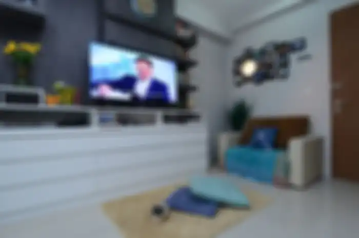 Kabinet TV yang dilengkapi storage menjadi solusi penyimpanan yang memiliki daya tampung yang cukup banyak bagi barang milik si lajang milennial ini.