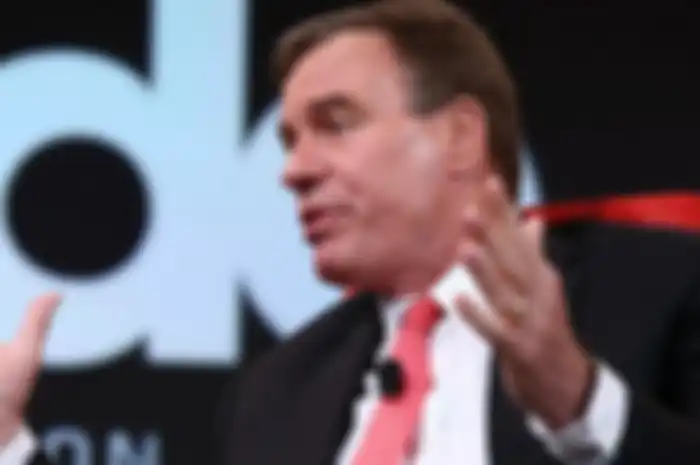 Senator Mark Warner lontarkan kekhawatirannya terhadap kurangnya keamanan data pribadi di media sosial.