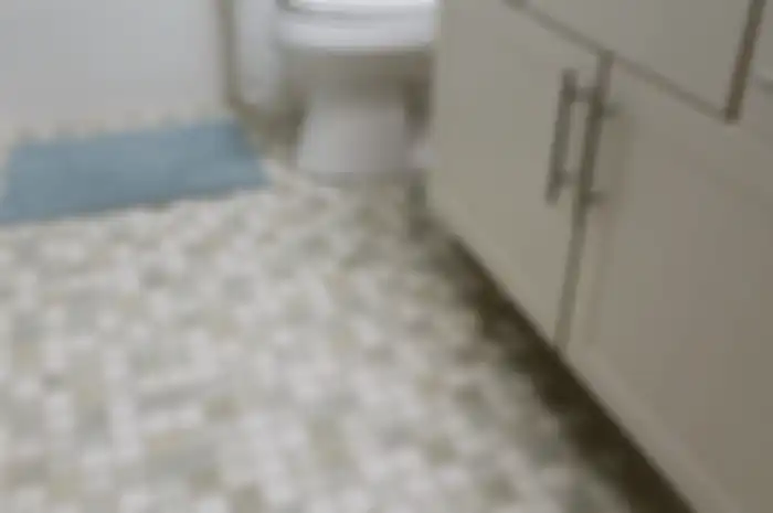 Lantai kamar mandi kotor bisa menimbulkan penyakit bagi para penghuni rumah dan menimbulkan bau tak sedap.