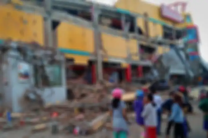 Warga melihat bangunan pusat perbelanjaan yang ambruk akibat gempa di Palu, Sulawesi Tengah, Sabtu (29/9/2018)